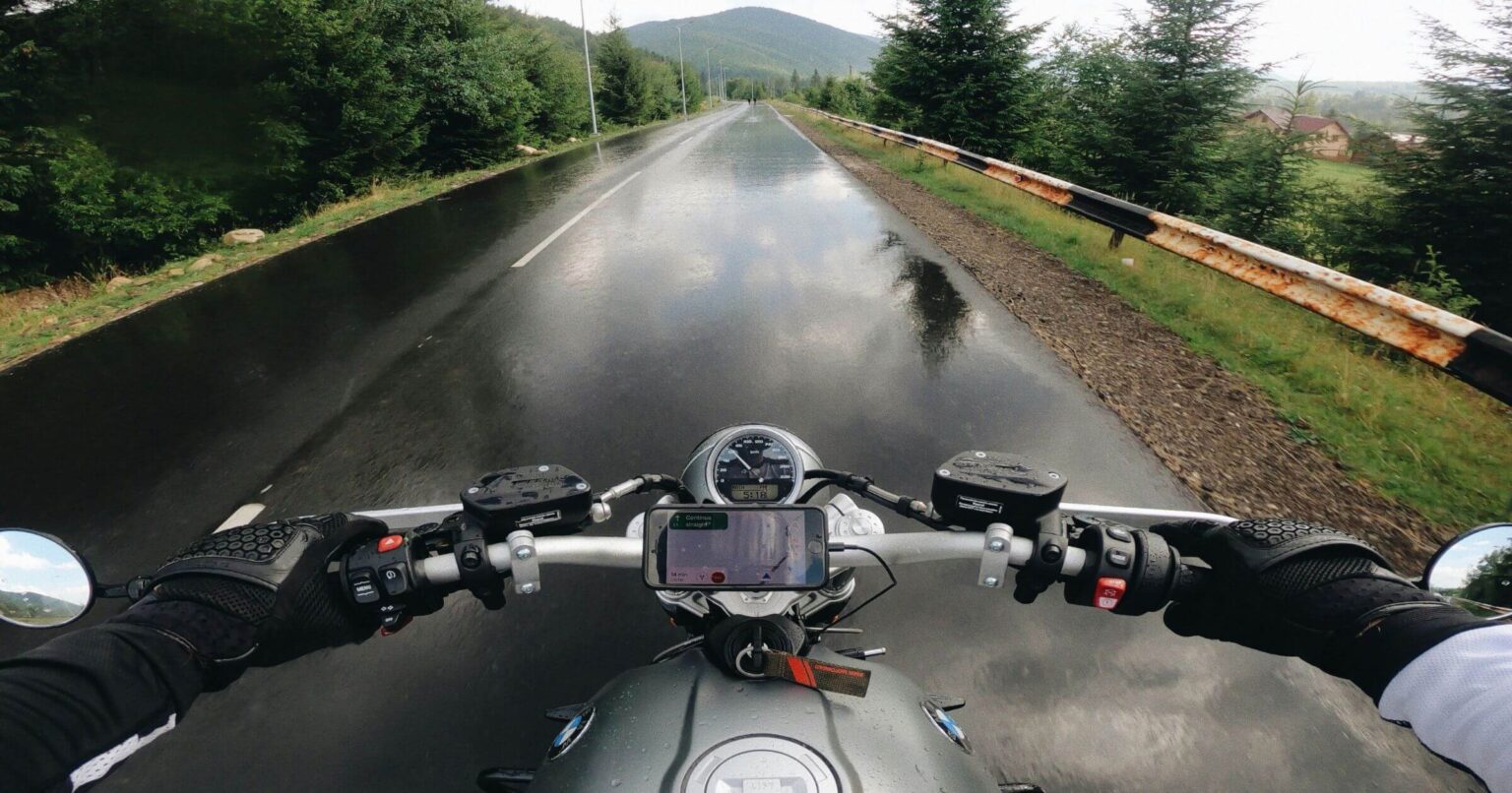 Motorrad-Regenbekleidung im Vergleich Unsplash