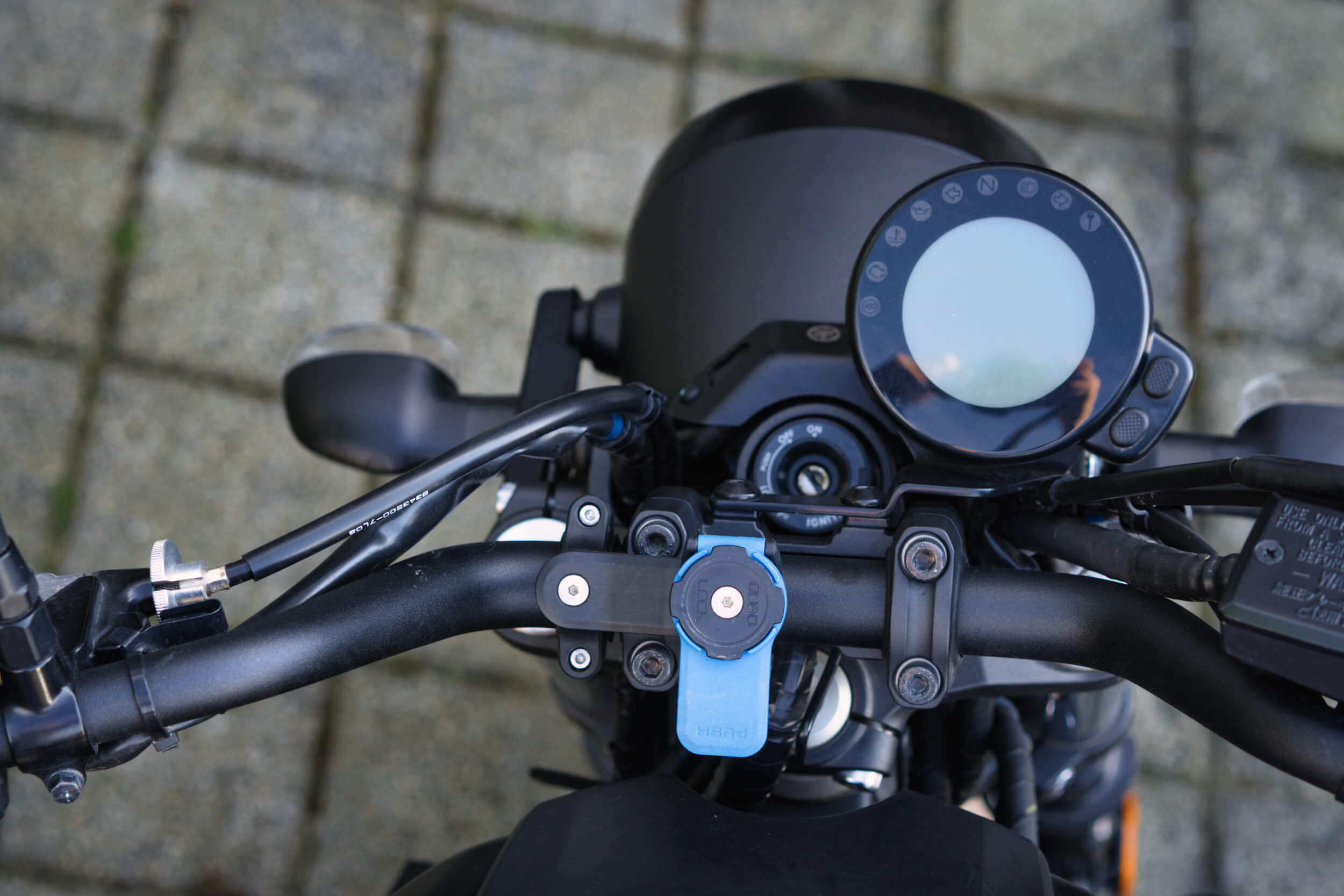 Quad Lock Smartphonehalterung am Motorradlenker Quad Lock Smartphonehalterung am Motorradlenker